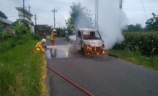 Diduga Korsleting, Pikap Pengangkut Ayam Potong Terbakar di Kalikotes Klaten