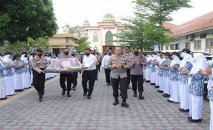 Rayakan Hari Guru, Jajaran Polisi Sukoharjo Kunjungi Sekolah