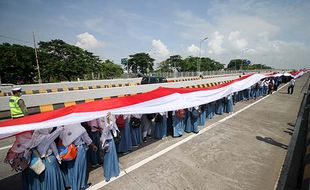 Rekor MURI, Bendera Merah Putih Sepanjang 3.219 Meter Dibentangkan di Suramadu