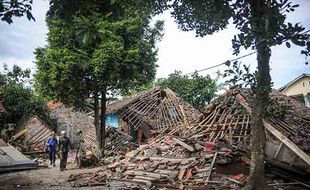 Momen Haru Ridwan Kamil Saat Hadiri Pemakaman Bocah Korban Gempa Cianjur