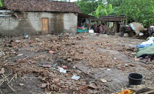 Bruk! Rumah Seorang Nenek di Krakitan Bayat Klaten Mendadak Ambruk