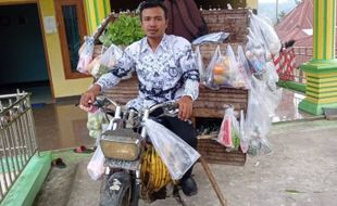 Ini Kisah Amirudin, Guru Honorer di Karanganyar yang Nyambi Jual Sayur Keliling