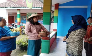 Sambut Hari Guru, SDN Sugihan 3 Tengaran Bagikan Hasil Bumi