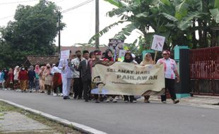 Peringati Hari Pahlawan, Siswa SMK Citra Medika Jalan Kaki Pakai Kostum Pejuang