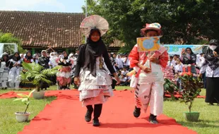 Hari Guru, Siswa SMPN 1 Kalikotes Klaten Galang Dana hingga Fashion Show Limbah