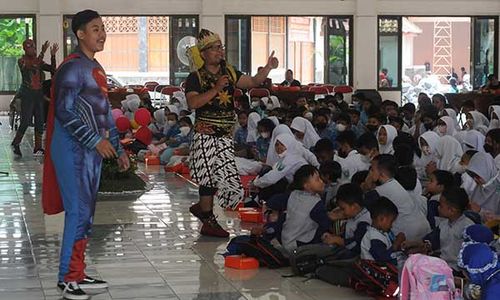 Keseruan Superhero Mendongeng Bersama Anak-Anak di Klaten