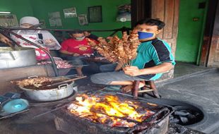 Satai Kambing Tali Roso Wedi Klaten, Rasanya Nikmat dan Dikenal Super Panjang