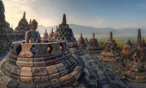 Ketika Kaisar Jepang Naruhito Selfie di Candi Borobudur Magelang