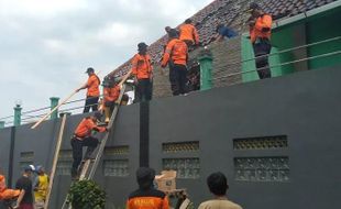 Senkom Mitra Polri & Alumni Akpol Bantu Korban Gempa Cianjur