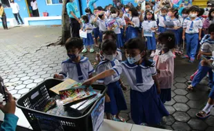 Mulia! Siswa Speak First Klaten Donasi Buku untuk Bantu Korban Gempa Cianjur