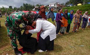 Potret Sukarelawan Beri Bantuan Trauma Healing ke Korban Gempa Cianjur