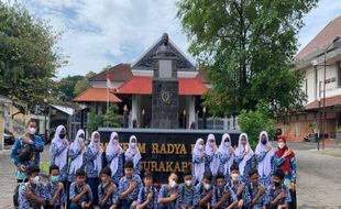 Keseruan Siswa SMP Batik Solo Ikuti Gerakan Cinta Museum