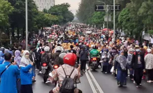 Susuri Flyover, Ribuan Warga Muhammadiyah Berduyun-duyun ke Stadion Manahan