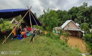 Banjir Mojolaban Sukoharjo Meluas, Lansia hingga Balita Mengungsi di Tanggul