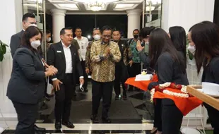 Menko Polhukam Mahfud Md Disambut Hangat Kru Adhiwangsa Hotel Solo  