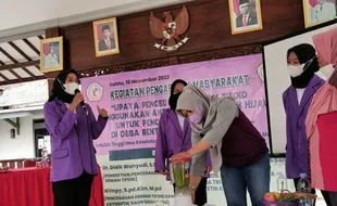 Stikesnas Solo Ajari Ibu-Ibu Bikin Antiseptik dari Daun Sirih Hijau, Mudah Lho!