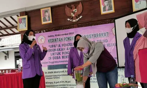 Stikesnas Solo Ajari Ibu-Ibu Bikin Antiseptik dari Daun Sirih Hijau, Mudah Lho!