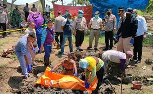 Anak Bunuh Ayah Kandung di Indramayu, Jasad Dikubur di Samping Rumah