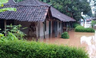 Sungai Wiroko Meluap, Jalan Raya dan 3 Rumah di Nguntoronadi Wonogiri Tergenang