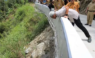 Cek Betonisasi Jalan dari Bankeu Provinsi di Kebumen, Ganjar Dibuat Sewot