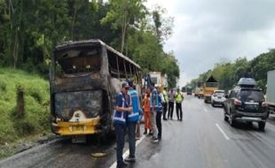 Diduga Korsleting, Bus Terbakar saat Melintas di Tol Semarang