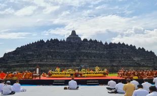 Ratusan Umat Buddha Ikuti Santutthi Citta Borobudur dan Mahasanghika Dana