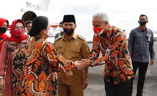 Wah, Ganjar Pranowo dan Puan Maharani Bertemu di Bandara Adi Soemarmo Solo