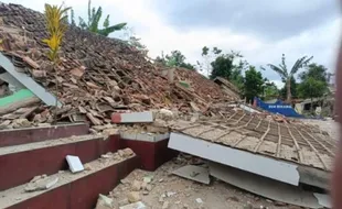 Gempa Cianjur, Jalan Cipanas-Cianjur Tertutup Tanah Longsor dan Pohon Tumbang