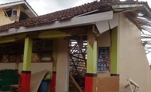 Gedung Sekolah Runtuh saat Gempa Cianjur, 12 Siswa Terluka