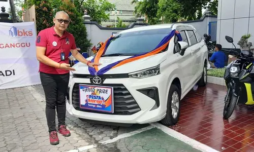 Wah! Nasabah Selokaton Bawa Pulang Hadiah Mobil Avanza dari Simpedes BRI Solo