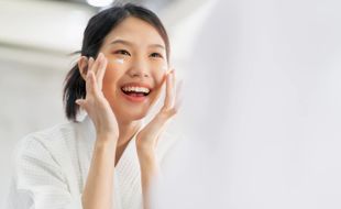 5 Langkah Mendapatkan Glass Skin seperti Ibu Negara Korea Selatan