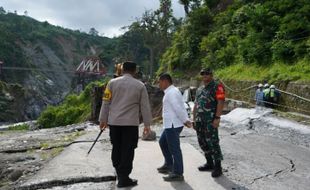 Terdampak Longsor, Jalan Lumajang-Malang Jalur Piket Nol Ditutup Total