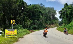 Sempat Tertutup Material Longsor, Jalan Lingkar Kota Wonogiri Mulai Dibuka