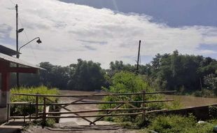 Jembatan Sasak Kampung Beton Solo Ditutup Permanen, Jalan Masuk Dibarikade