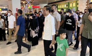 Ngemal, Jokowi Main Bareng Jan Ethes dan La Lembah Manah di Solo Paragon Mall