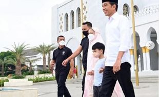 Salat Duha di Masjid Sheikh Zayed Solo, Sandal Iriana Jokowi Bikin Salah Fokus