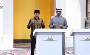 Tiba di Solo, Presiden UEA Langsung Salat di Masjid Sheikh Zayed