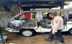 Diduga Korsleting, Mobil Warga Kauman Kidul Salatiga Hangus Terbakar