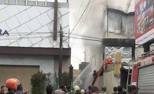 Kebakaran Toko Perabotan Rumah Tangga Tipes Solo Padam, Api dari Lantai II