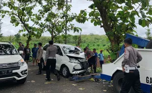 Sopir Ngantuk, Mobil Tabrak Pohon di Jalanan Gunungkidul, 6 Orang Luka-Luka