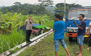 Salip Mobil, Truk Terguling di Jalan Lingkar Ambarawa