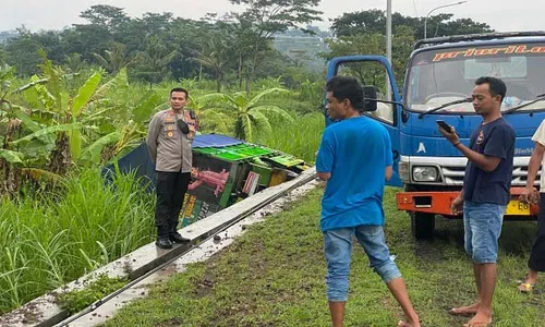 Salip Mobil, Truk Terguling di Jalan Lingkar Ambarawa