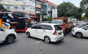 Waduh! Banyak Jemaah Haul Habib Ali Solo yang Parkir Sembarangan