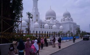 Belum Diresmikan, Masjid Raya Sheikh Zayed Solo Sudah Dibanjiri Warga Luar Kota