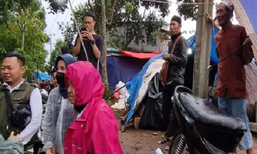 Menolak Dipayungi, Mensos Risma Hujan-hujanan di Lokasi Pengungsian Cianjur