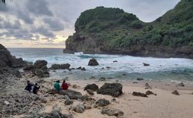 Pesona Pantai Sembukan Wonogiri, Bisa Untuk Wisata Religi