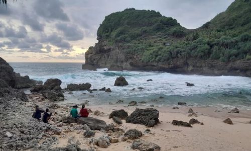 Pesona Pantai Sembukan Wonogiri, Bisa Untuk Wisata Religi