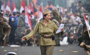 Penuh Emosi! Artis Olivia Zalianty Baca Puisi Gus Mus di Parade Surabaya Juang