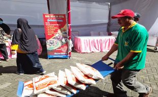 Dijual Rp25.000/Kg, 1 Ton Telur Ludes di Pasar Murah Sragen