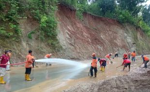 Tim Gabungan Sukarelawan Bantu Bersihkan Sisa Longsoran JLK Wonogiri